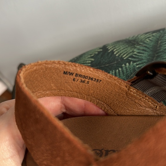 BORN Suede Sandals Size 6 M women's - Picture 7 of 10